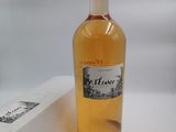 une bouteille de vin posée à côté d'une boîte