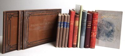 plusieurs livres sont alignés sur une surface blanche