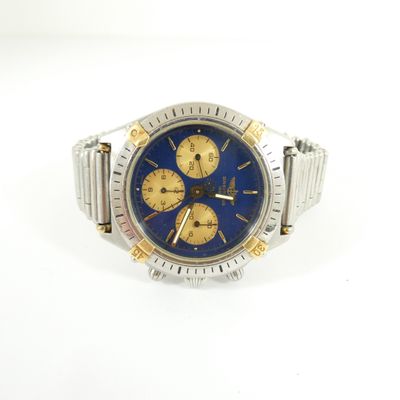 l'image d'une montre sur une surface blanche