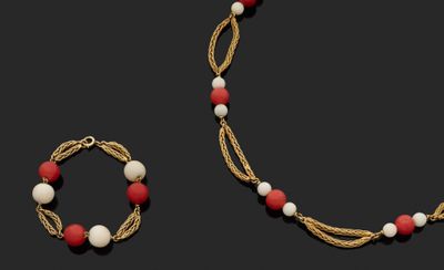 un gros plan sur un collier et un bracelet composés de perles rouges et blanches