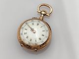 une montre de poche ancienne en or avec des chiffres romains et des chiffres romains