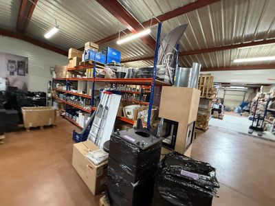 une pièce avec beaucoup d'objets sur les étagères
