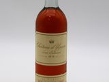 une photo d'une bouteille de vin posée sur une surface blanche