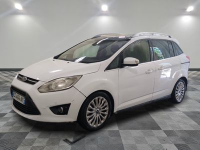le ford c - max blanc est garé sur un sol en damier