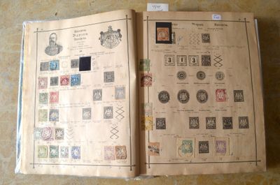 un livre ouvert avec des timbres, posé sur une table