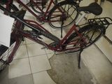 many bikes that are parked in a row on the floor