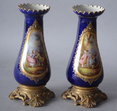 une paire de vases bleus et dorés ornés d'une peinture