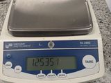 une balance numérique posée sur un comptoir