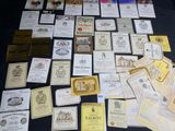 tout un tas d'étiquettes de vin différentes posées sur une table