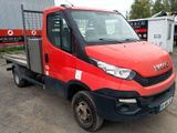 une photo d'un camion rouge et noir garé devant un immeuble