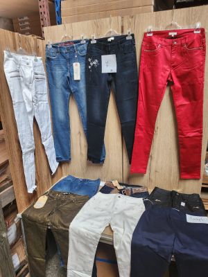 Lot de 10 pantalons femme, tailles 38, différents coloris.Les articles