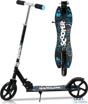 Cette trottinette est conçue pour ressembler à un skateboard