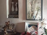 une photo d'un salon avec un canapé et une table