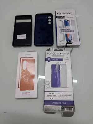 Plusieurs téléphones portables sont posés les uns à côté des autres sur une table.