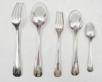cinq cuillères et une fourchette sur une table blanche