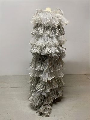 une photo d'un mannequin portant une robe faite de sacs en plastique