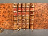 trois vieux livres sont empilés sur une table