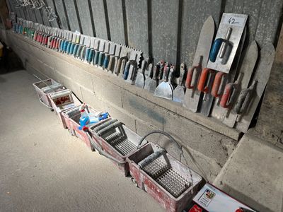 de nombreux outils de toutes sortes alignés sur le mur