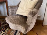 une chaise sur laquelle est posé un coussin, dans une pièce