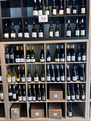 des bouteilles de vin sont disposées sur les étagères d'un caviste