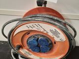un gros plan d'un tuyau orange et bleu posé sur une surface noire