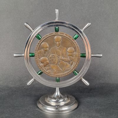 une image représentant une horloge argentée et verte sur laquelle repose une pièce de monnaie