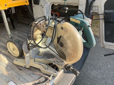 une machine qui se trouve à l'arrière d'un camion