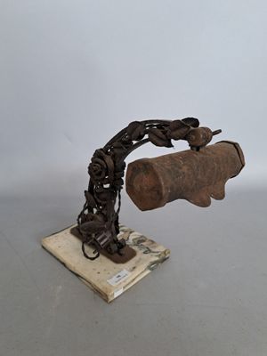 sculpture représentant un tonneau en bois auquel est attachée une chaîne sur le côté