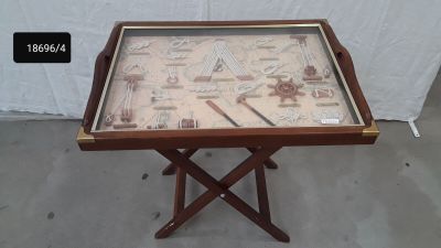 une table en bois sur laquelle est posée une vitrine en verre