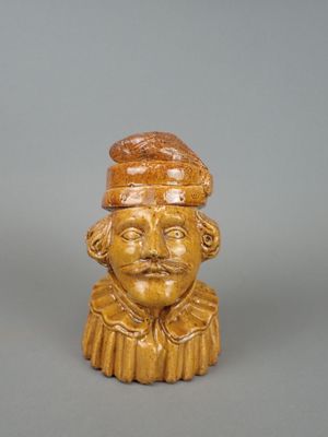 l'image d'une statue d'un homme avec un chapeau sur la tête
