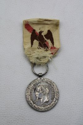 une image représentant une médaille sur laquelle figure un aigle