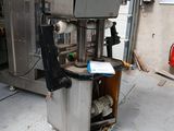l'image d'une machine dans un garage