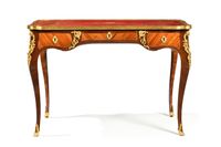 PETIT BUREAU PLAT de forme mouvementée en placage de satiné … (photo 2)