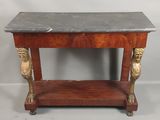 une vieille table en bois avec un plateau en marbre et deux lions sur les pieds