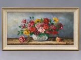 tableau représentant des fleurs dans un vase posé sur une table, sur fond bleu