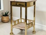 table d'appoint en laiton avec plateau en marbre et pieds en laiton