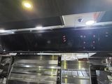 une photo de la cuisine d'un restaurant avec beaucoup de plats sur le comptoir
