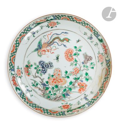 une image représentant une assiette sur laquelle sont peints des fleurs et des oiseaux
