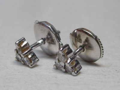 Paire de boucles d’oreilles en or blanc 18K, serties chacune…