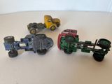 trois camions miniatures posés sur une table