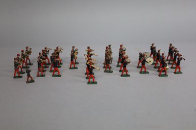 Les petits soldats sont alignés et prêts à entrer en scène dans la partie.