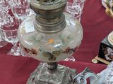 une table recouverte d'une nappe rouge, sur laquelle se trouve un vase en verre