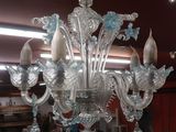 un lustre en verre suspendu au plafond