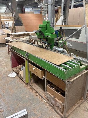 une image d'une machine qui travaille sur un morceau de bois