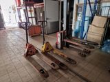 de nombreuses palettes posées à même le sol dans un entrepôt