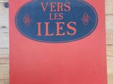 un livre rouge posé sur une table en bois