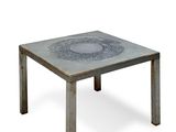une image représentant une table dont le plateau est orné d'un motif circulaire