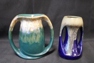 Paire de vase avec anses, en terre cuite, tons vert et bleu