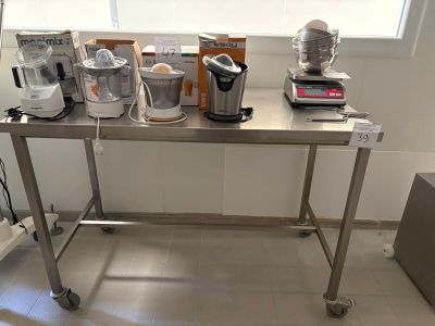 une table sur laquelle sont posés plusieurs appareils électroménagers