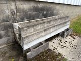 un banc en béton adossé au mur d'un immeuble